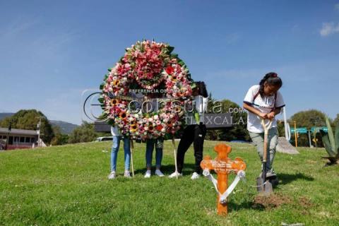 Honran normalistas de Panotla a compañera imagen 9