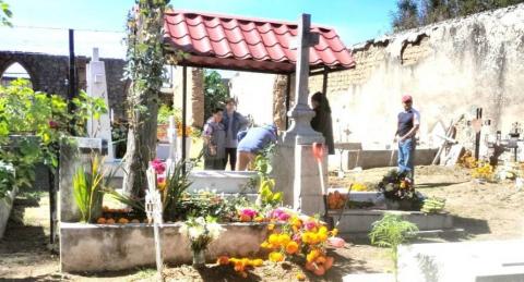 Gobierno de Apetatitlán ejecuta labores de mantenimiento en el panteón municipal imagen 1