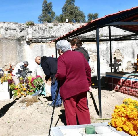 Gobierno de Apetatitlán ejecuta labores de mantenimiento en el panteón municipal imagen 2