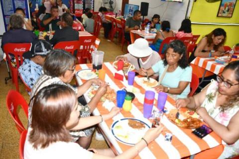 Apapachan a decenas de abuelos en Apetatitlán imagen 11
