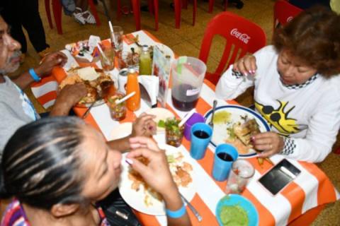 Apapachan a decenas de abuelos en Apetatitlán imagen 12