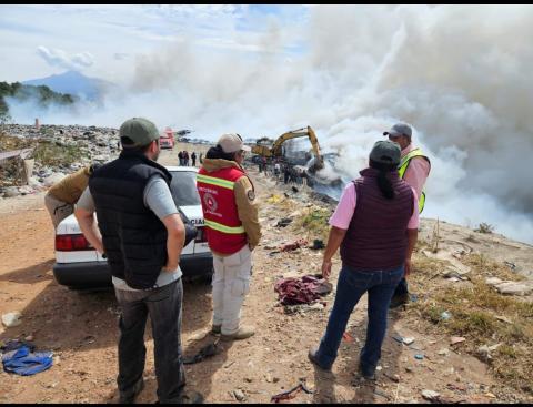 Ayuntamiento de Panotla contribuye a sofocar el incendio del relleno sanitario