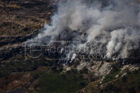 Aún sin poder controlar incendio en relleno sanitario Tonsil imagen 9