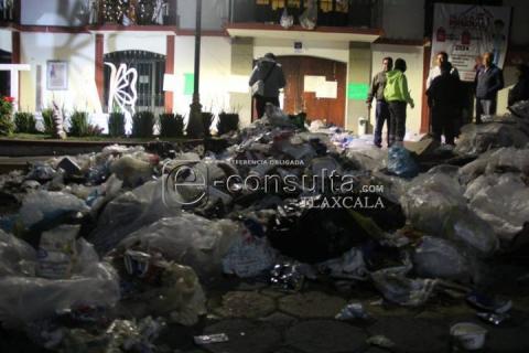 Arrojan pobladores de Panotla basura a la en la presidencia municipal imagen 1