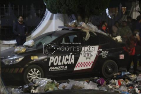 Arrojan pobladores de Panotla basura a la en la presidencia municipal imagen 3