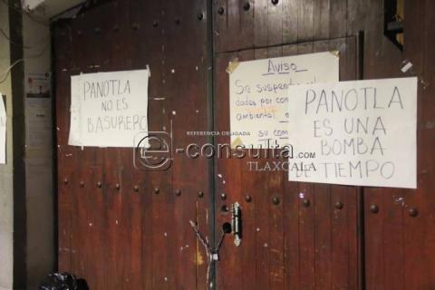 Arrojan pobladores de Panotla basura a la en la presidencia municipal imagen 4