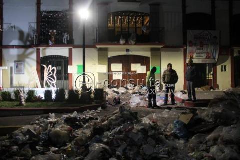 Arrojan pobladores de Panotla basura a la en la presidencia municipal imagen 5