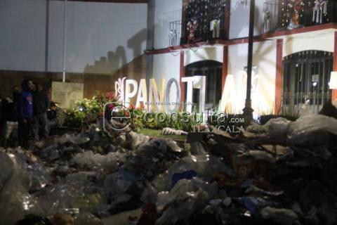 Arrojan pobladores de Panotla basura a la en la presidencia municipal imagen 6