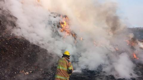 Atiende gobierno estatal brote de incendio en relleno sanitario de Panotla imagen 2