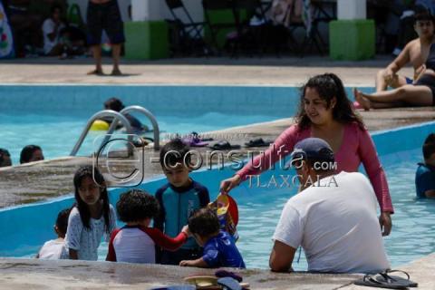 Familias visitan balnearios este sábado de gloria para hacer uso de sus albercas imagen 3