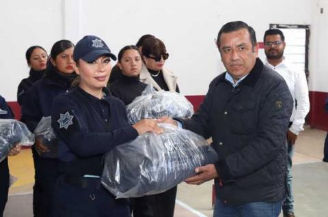 Entrega uniformes a policias, Idelfonso Carro Roldán en Panotla imagen 2
