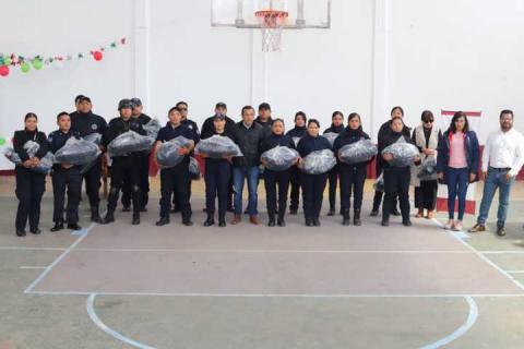 Entrega uniformes a policias, Idelfonso Carro Roldán en Panotla imagen 3