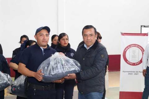 Entrega uniformes a policias, Idelfonso Carro Roldán en Panotla imagen 4