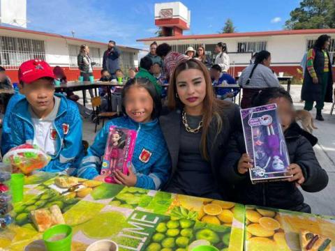 Alcaldesa de Contla entrega juguetes a niños y niñas en su regreso a clases imagen 4