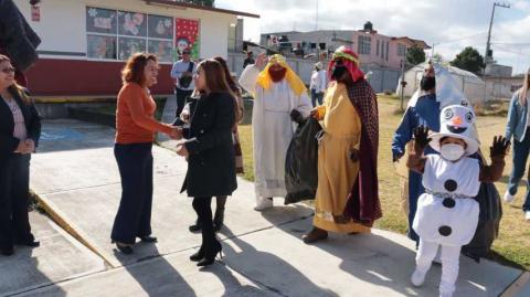 Alcaldesa de Contla entrega juguetes a niños y niñas en su regreso a clases imagen 3