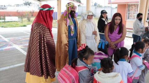 Alcaldesa de Contla entrega juguetes a niños y niñas en su regreso a clases imagen 2