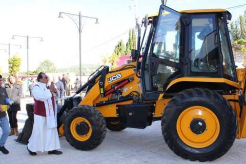 Atlangatepec fortalece su infraestructura municipal con entrega de maquinaria y vehículo imagen 25