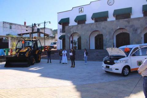 Atlangatepec fortalece su infraestructura municipal con entrega de maquinaria y vehículo imagen 15