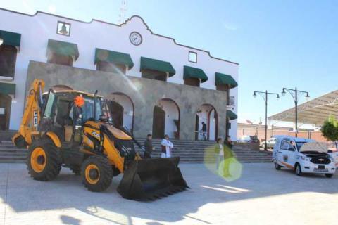 Atlangatepec fortalece su infraestructura municipal con entrega de maquinaria y vehículo imagen 10