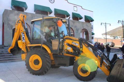 Atlangatepec fortalece su infraestructura municipal con entrega de maquinaria y vehículo imagen 22