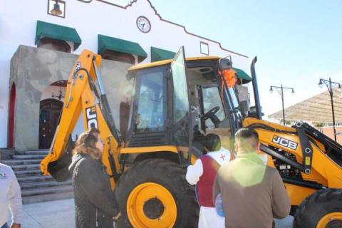 Atlangatepec fortalece su infraestructura municipal con entrega de maquinaria y vehículo imagen 19
