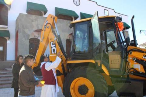 Atlangatepec fortalece su infraestructura municipal con entrega de maquinaria y vehículo imagen 16