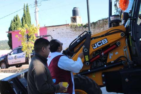 Atlangatepec fortalece su infraestructura municipal con entrega de maquinaria y vehículo imagen 24
