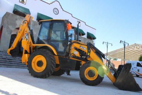 Atlangatepec fortalece su infraestructura municipal con entrega de maquinaria y vehículo imagen 17