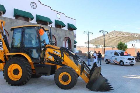 Atlangatepec fortalece su infraestructura municipal con entrega de maquinaria y vehículo imagen 21