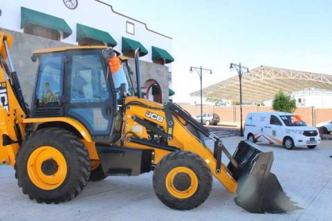 Atlangatepec fortalece su infraestructura municipal con entrega de maquinaria y vehículo imagen 23
