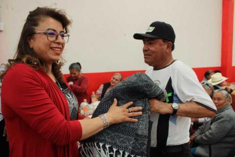 Atlangatepec honra a sus abuelitos con gran celebración en el Auditorio Beatriz Paredes Rangel imagen 9