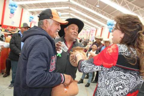 Atlangatepec honra a sus abuelitos con gran celebración en el Auditorio Beatriz Paredes Rangel imagen 31