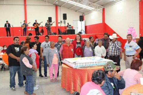 Atlangatepec honra a sus abuelitos con gran celebración en el Auditorio Beatriz Paredes Rangel imagen 27