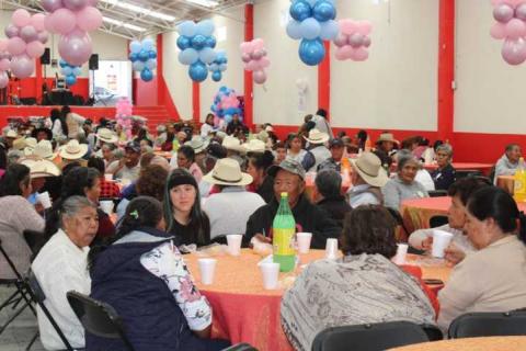 Atlangatepec honra a sus abuelitos con gran celebración en el Auditorio Beatriz Paredes Rangel imagen 30