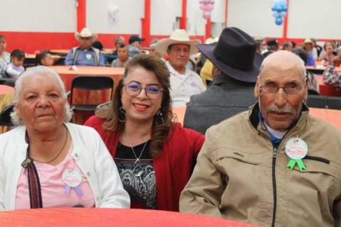 Atlangatepec honra a sus abuelitos con gran celebración en el Auditorio Beatriz Paredes Rangel imagen 15
