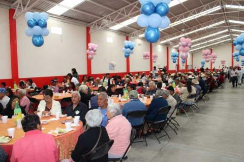 Atlangatepec honra a sus abuelitos con gran celebración en el Auditorio Beatriz Paredes Rangel imagen 29