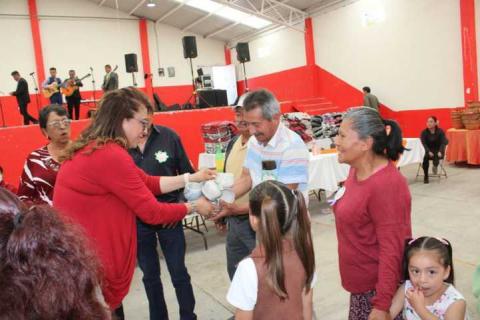 Atlangatepec honra a sus abuelitos con gran celebración en el Auditorio Beatriz Paredes Rangel imagen 19