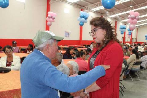 Atlangatepec honra a sus abuelitos con gran celebración en el Auditorio Beatriz Paredes Rangel imagen 13