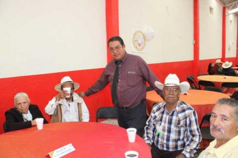 Atlangatepec honra a sus abuelitos con gran celebración en el Auditorio Beatriz Paredes Rangel imagen 7