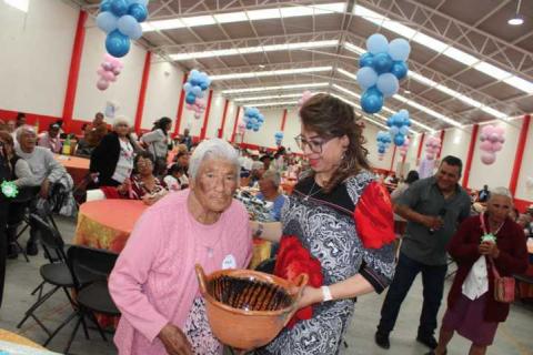 Atlangatepec honra a sus abuelitos con gran celebración en el Auditorio Beatriz Paredes Rangel imagen 33
