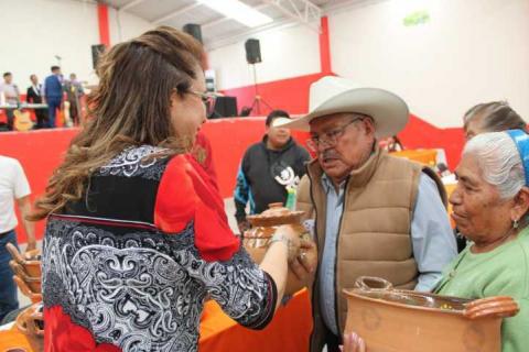 Atlangatepec honra a sus abuelitos con gran celebración en el Auditorio Beatriz Paredes Rangel imagen 26