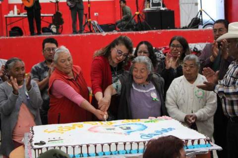 Atlangatepec honra a sus abuelitos con gran celebración en el Auditorio Beatriz Paredes Rangel imagen 25