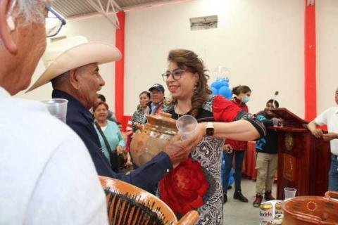 Atlangatepec honra a sus abuelitos con gran celebración en el Auditorio Beatriz Paredes Rangel imagen 12