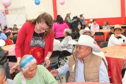 Atlangatepec honra a sus abuelitos con gran celebración en el Auditorio Beatriz Paredes Rangel imagen 20