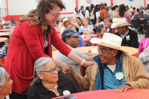 Atlangatepec honra a sus abuelitos con gran celebración en el Auditorio Beatriz Paredes Rangel imagen 23