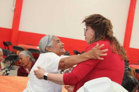 Atlangatepec honra a sus abuelitos con gran celebración en el Auditorio Beatriz Paredes Rangel imagen 2