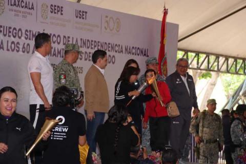 Gobernadora entrega Fuego Simbólico de la Independencia a Contla en emotiva ceremonia imagen 2