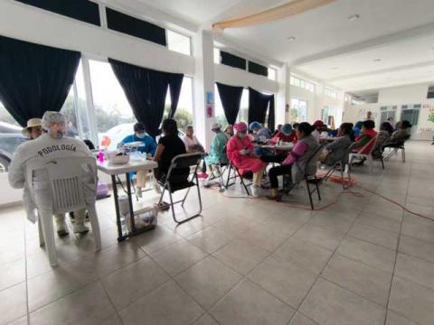 Agradecen adultos mayores de Papalotla jornada de podología, 38 abuelitos fueron atendidos imagen 1
