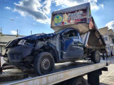 Sin heridos, pero con daños materiales: Tren impacta camioneta en Contla imagen 2