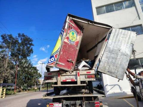Sin heridos, pero con daños materiales: Tren impacta camioneta en Contla imagen 3